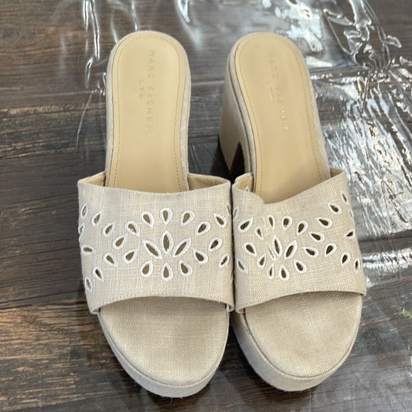 MARC FISHER foreva plateform slides Sandals in cream - Picture 7 of 9